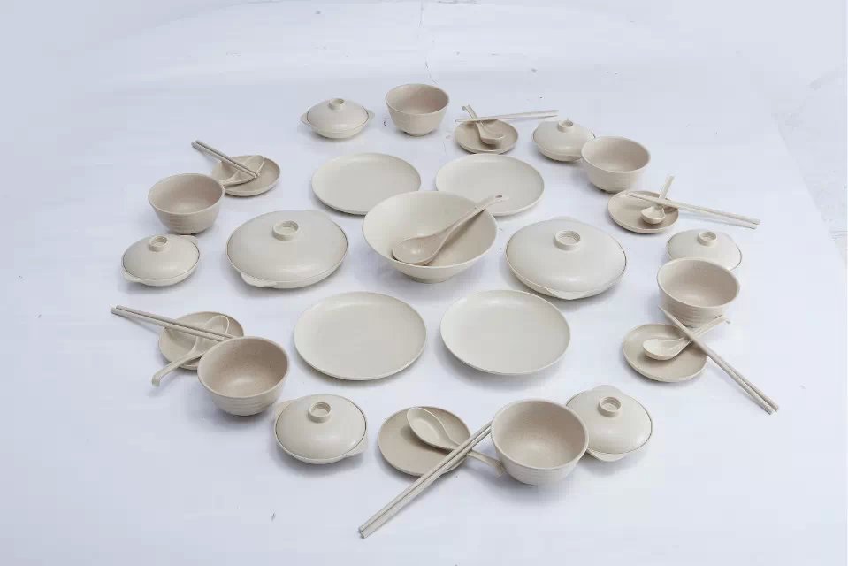 是由一種麥纖維低碳環(huán)保可降解的材料所做。
